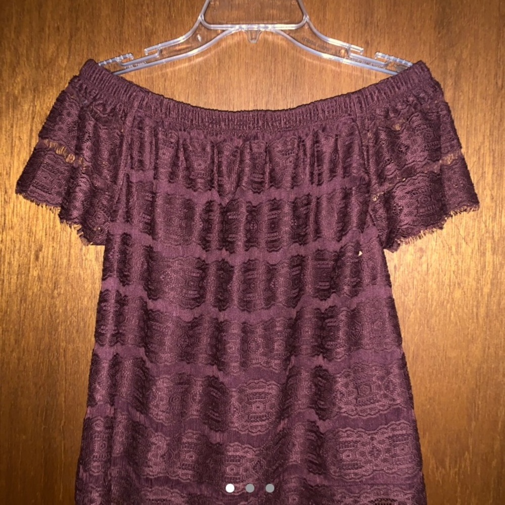Maroon laced off the shoulder top 🤩💗✨💫